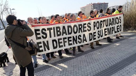 Estibadores De Pasaia Protestan Ante De La Serna Contra La Reforma De